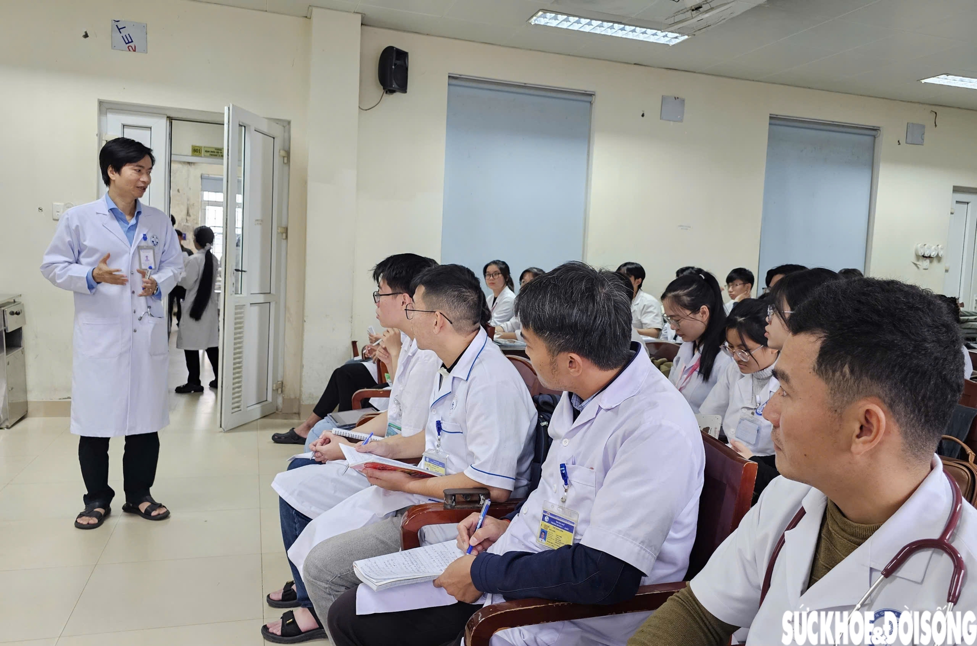 Giáo sư trẻ nhất ngành Y 2025: 'Kiến thức có thể thay đổi nhưng y đức phải luôn vẹn nguyên'- Ảnh 6.