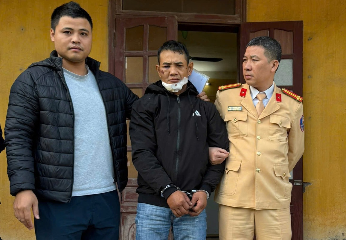 Hưng Yên: Tài xế gặp tai nạn, CSGT phát hiện 112g ma túy đá và 1 khẩu súng trong cốp xe - Ảnh 1.