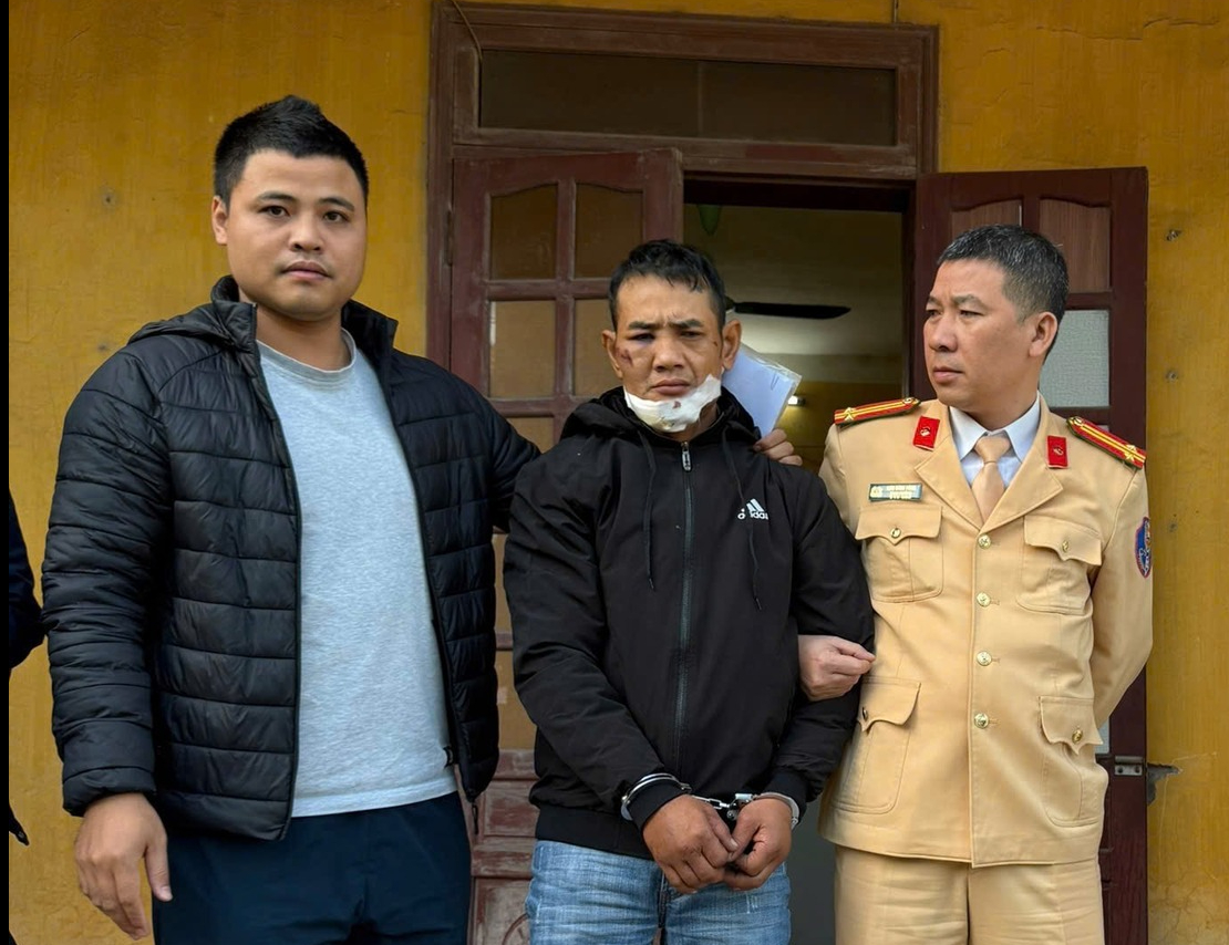 Phát hiện ma túy và súng giấu trong cốp xe máy sau cú va chạm với xe đầu kéo- Ảnh 1.