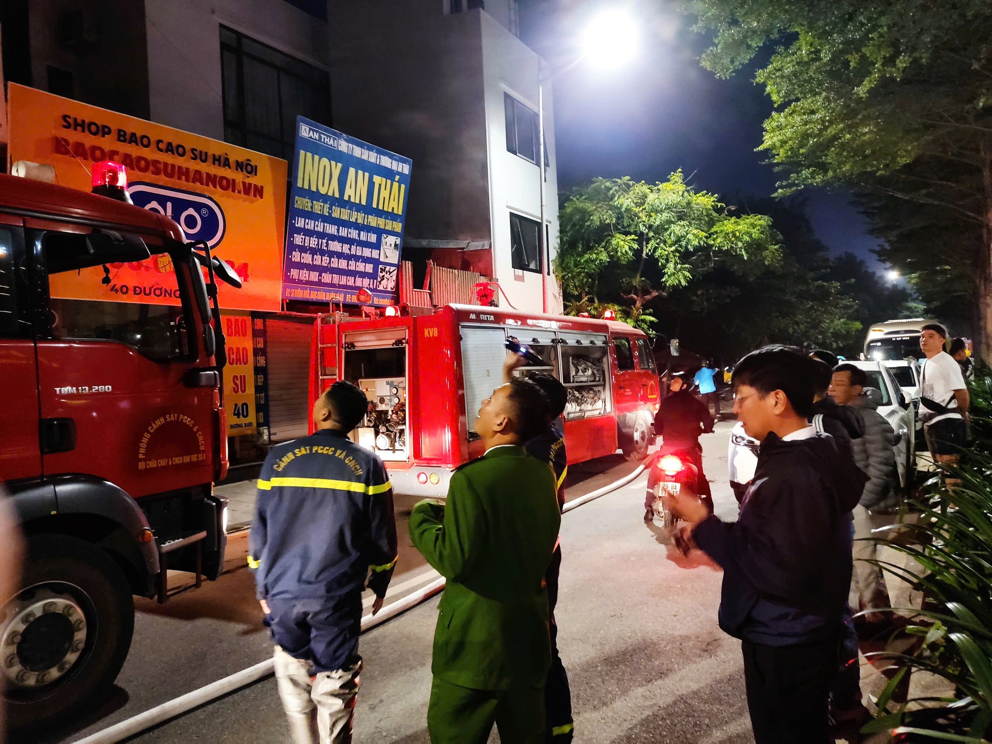 Cứu 5 người thoát đám cháy trong căn nhà trên phố Hà Nội- Ảnh 1.