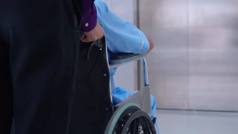 Thanh niên 22 tuổi chân 'mềm nhũn', không đứng dậy nổi sau một đêm: Bác sĩ hé lộ 'thủ phạm' bất ngờ - Ảnh 1.