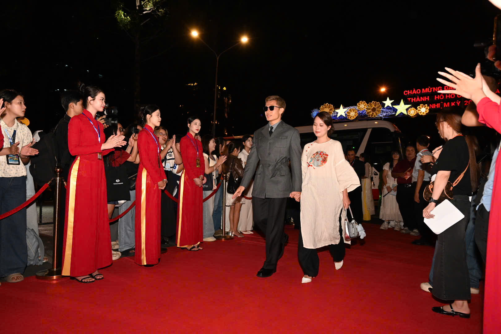 Vợ chồng Lý Hải và dàn sao Mưa đỏ tỏa sáng thảm đỏ Liên hoan phim Việt Nam - Ảnh 5.