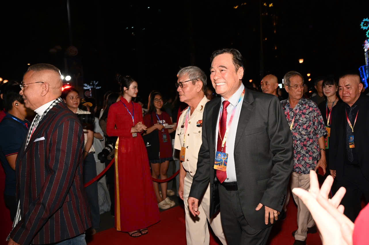 Vợ chồng Lý Hải và dàn sao Mưa đỏ tỏa sáng thảm đỏ Liên hoan phim Việt Nam - Ảnh 13.