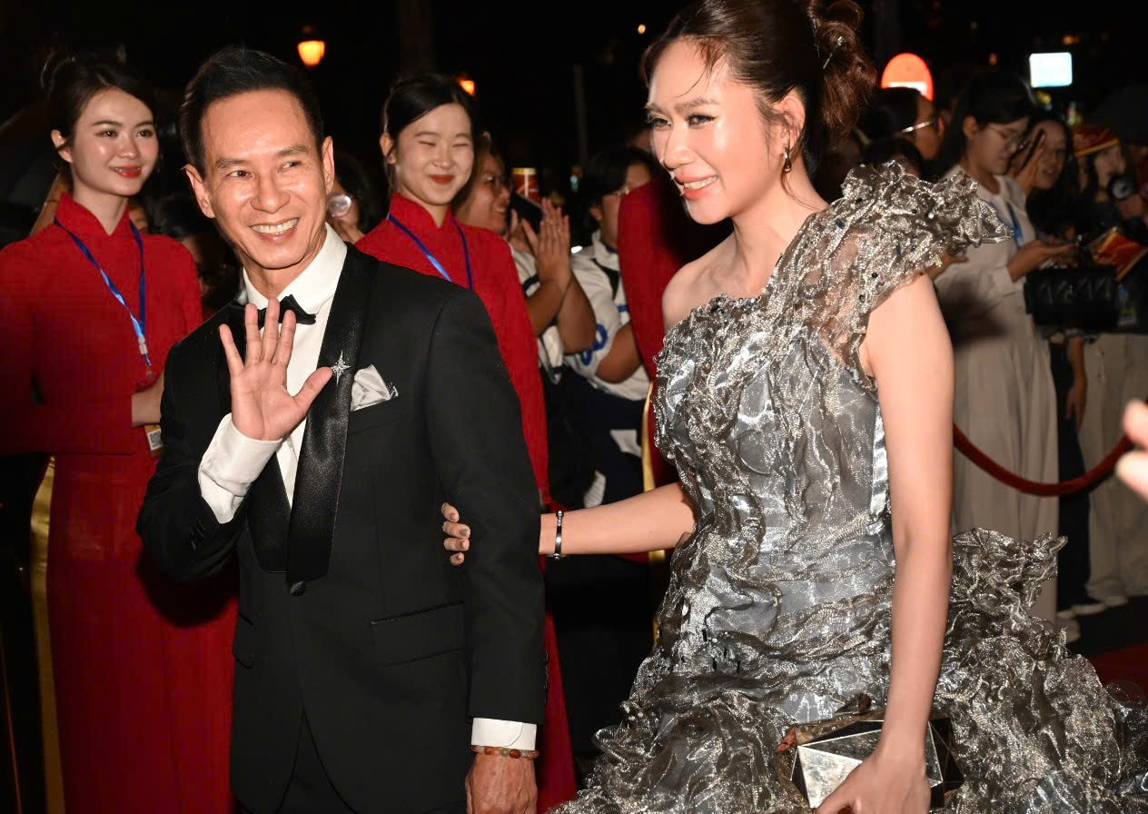 Vợ chồng Lý Hải và dàn sao Mưa đỏ tỏa sáng thảm đỏ Liên hoan phim Việt Nam - Ảnh 2.