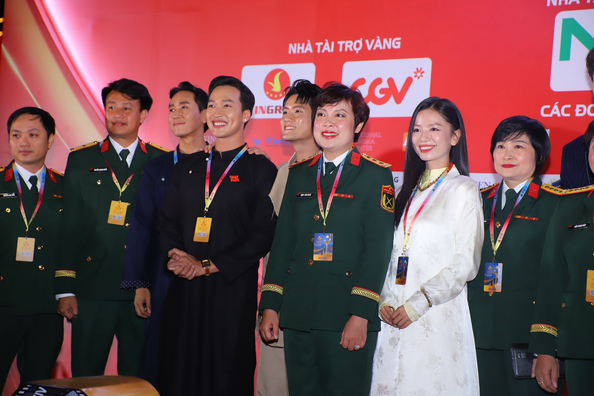 Vợ chồng Lý Hải và dàn sao Mưa đỏ tỏa sáng thảm đỏ Liên hoan phim Việt Nam - Ảnh 4.