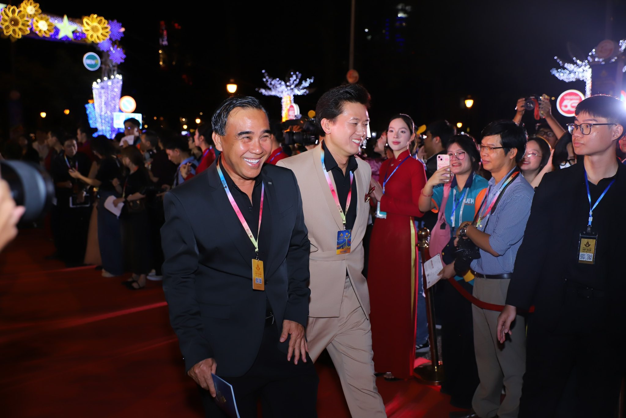 Vợ chồng Lý Hải và dàn sao Mưa đỏ tỏa sáng thảm đỏ Liên hoan phim Việt Nam - Ảnh 10.