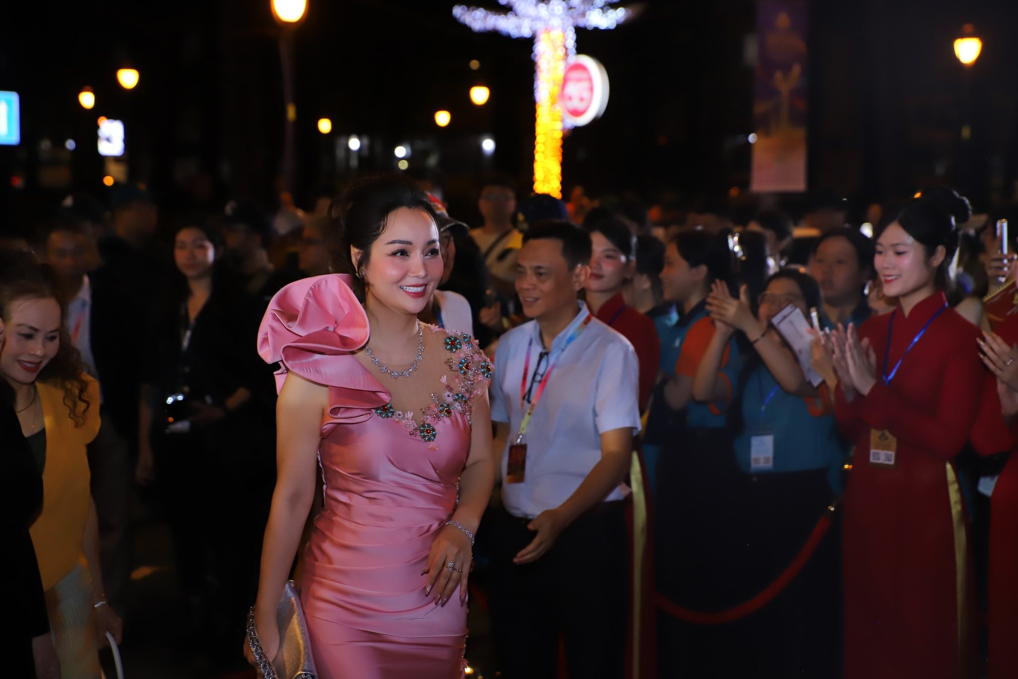 Vợ chồng Lý Hải và dàn sao Mưa đỏ tỏa sáng thảm đỏ Liên hoan phim Việt Nam - Ảnh 11.