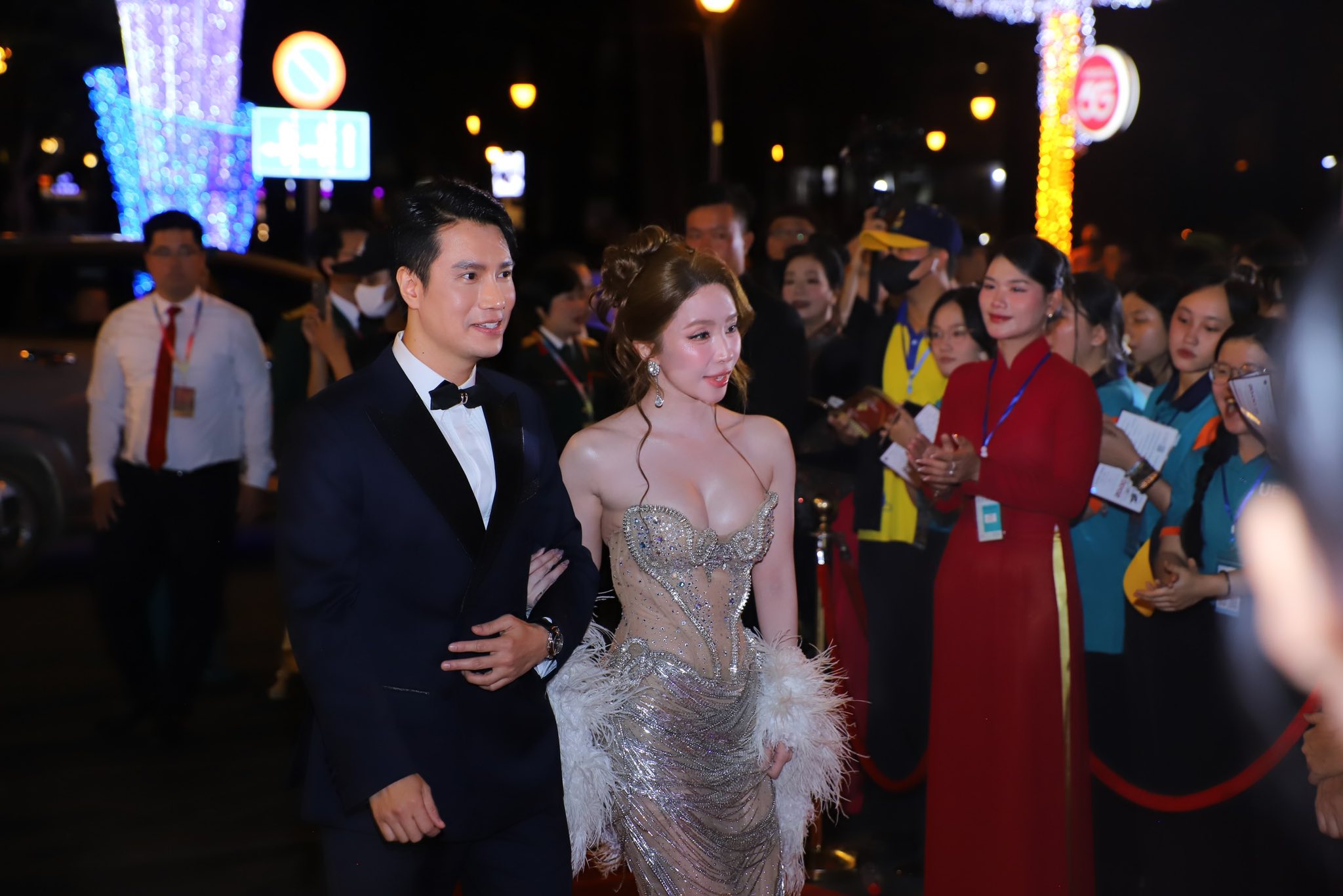 Vợ chồng Lý Hải và dàn sao Mưa đỏ tỏa sáng thảm đỏ Liên hoan phim Việt Nam - Ảnh 9.
