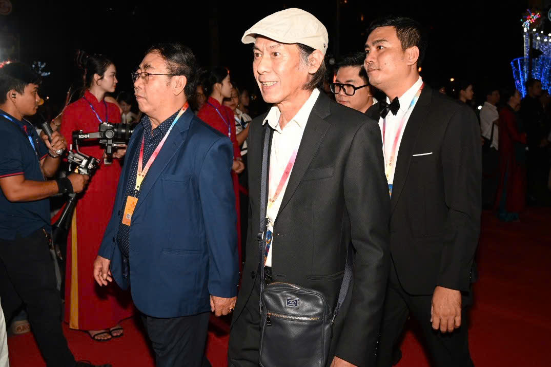 Vợ chồng Lý Hải và dàn sao Mưa đỏ tỏa sáng thảm đỏ Liên hoan phim Việt Nam - Ảnh 12.