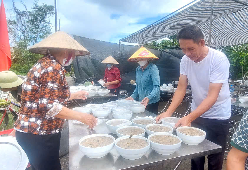 Bữa cơm kết đoàn, ấm tình người của người dân làng Hổ - Ảnh 6.