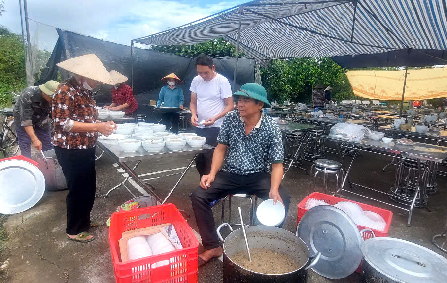 Bữa cơm kết đoàn, ấm tình người của người dân làng Hổ - Ảnh 7.