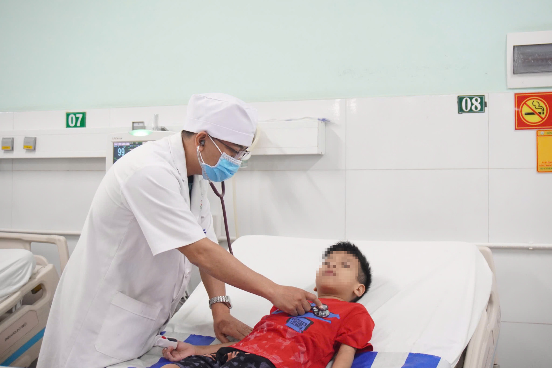 Người bố ôm con lao vào bệnh viện giữa đêm khi bé bị ngưng tim 10 phút - Ảnh 1.