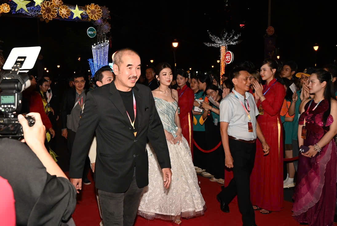 Vợ chồng Lý Hải và dàn sao Mưa đỏ tỏa sáng thảm đỏ Liên hoan phim Việt Nam - Ảnh 14.