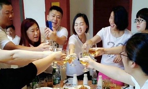 Họp lớp 10 năm: Cuộc đời của những học sinh từng ở top đầu khiến cả lớp choáng váng - Ảnh 1.