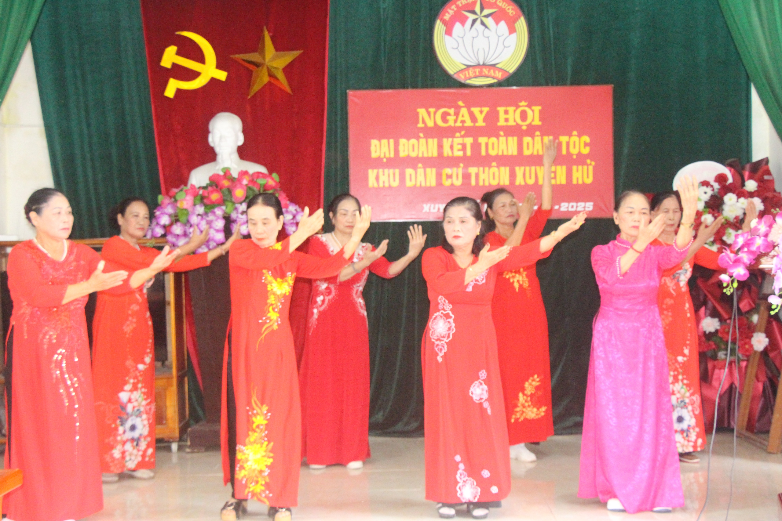 Bữa cơm kết đoàn, ấm tình người của người dân làng Hổ - Ảnh 1.