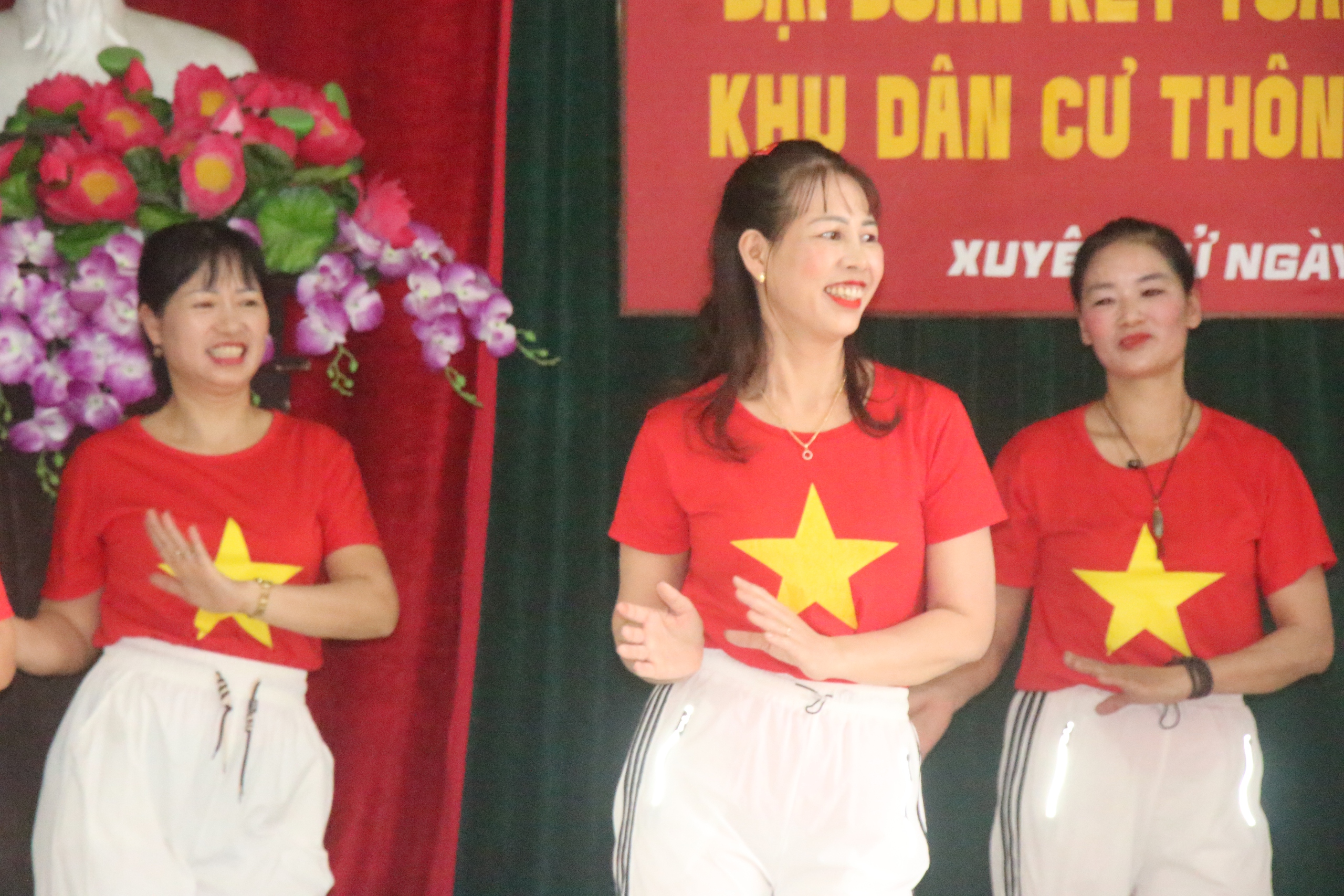 Bữa cơm kết đoàn, ấm tình người của người dân làng Hổ - Ảnh 2.