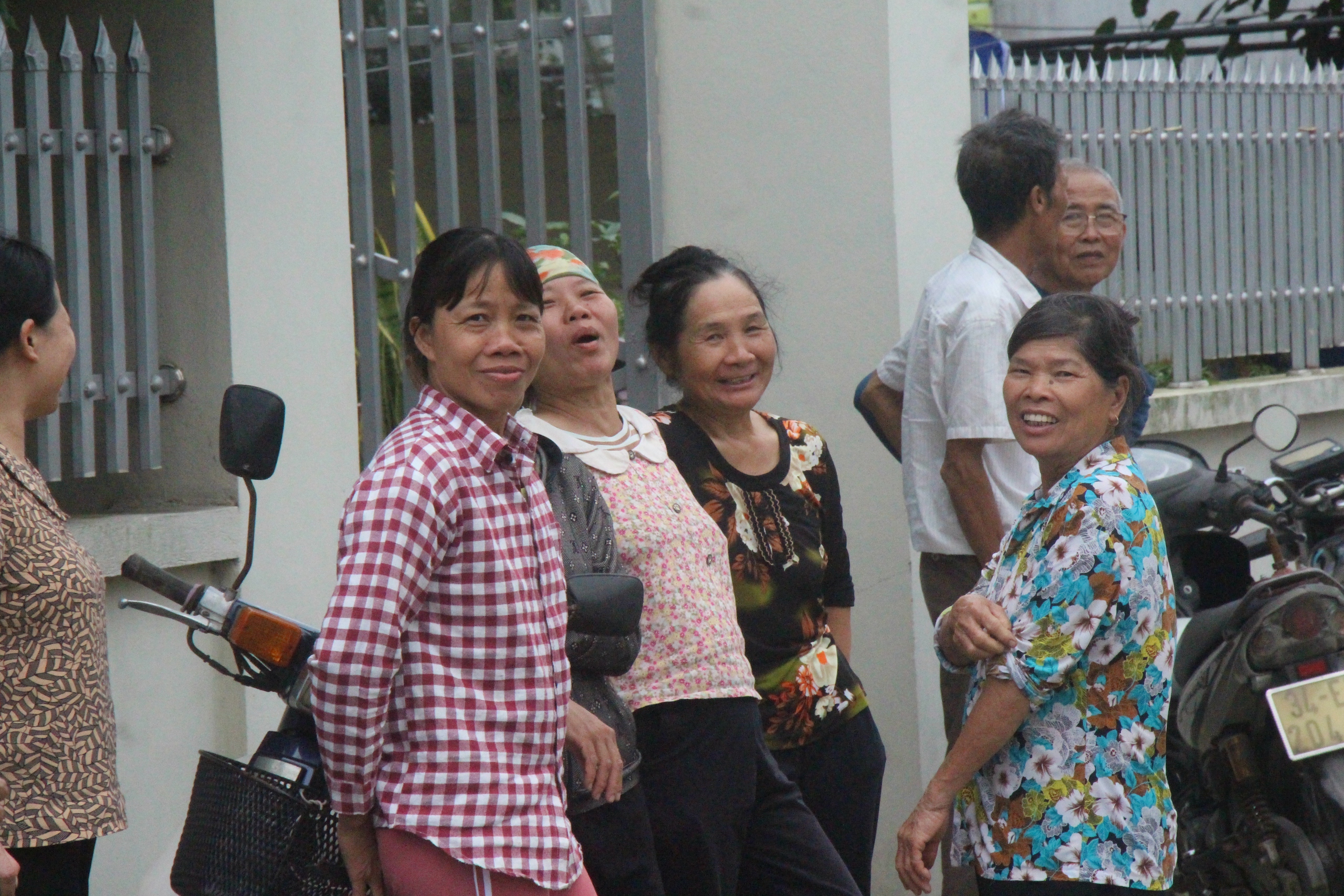 Bữa cơm kết đoàn, ấm tình người của người dân làng Hổ - Ảnh 8.