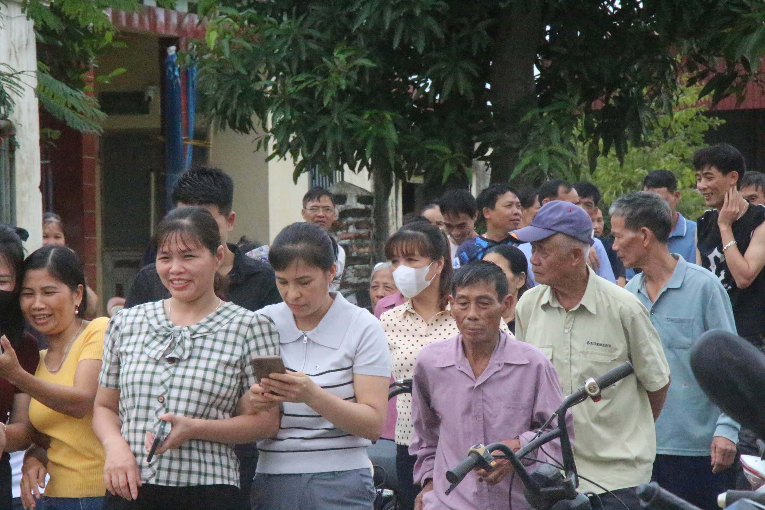 Bữa cơm kết đoàn, ấm tình người của người dân làng Hổ - Ảnh 10.