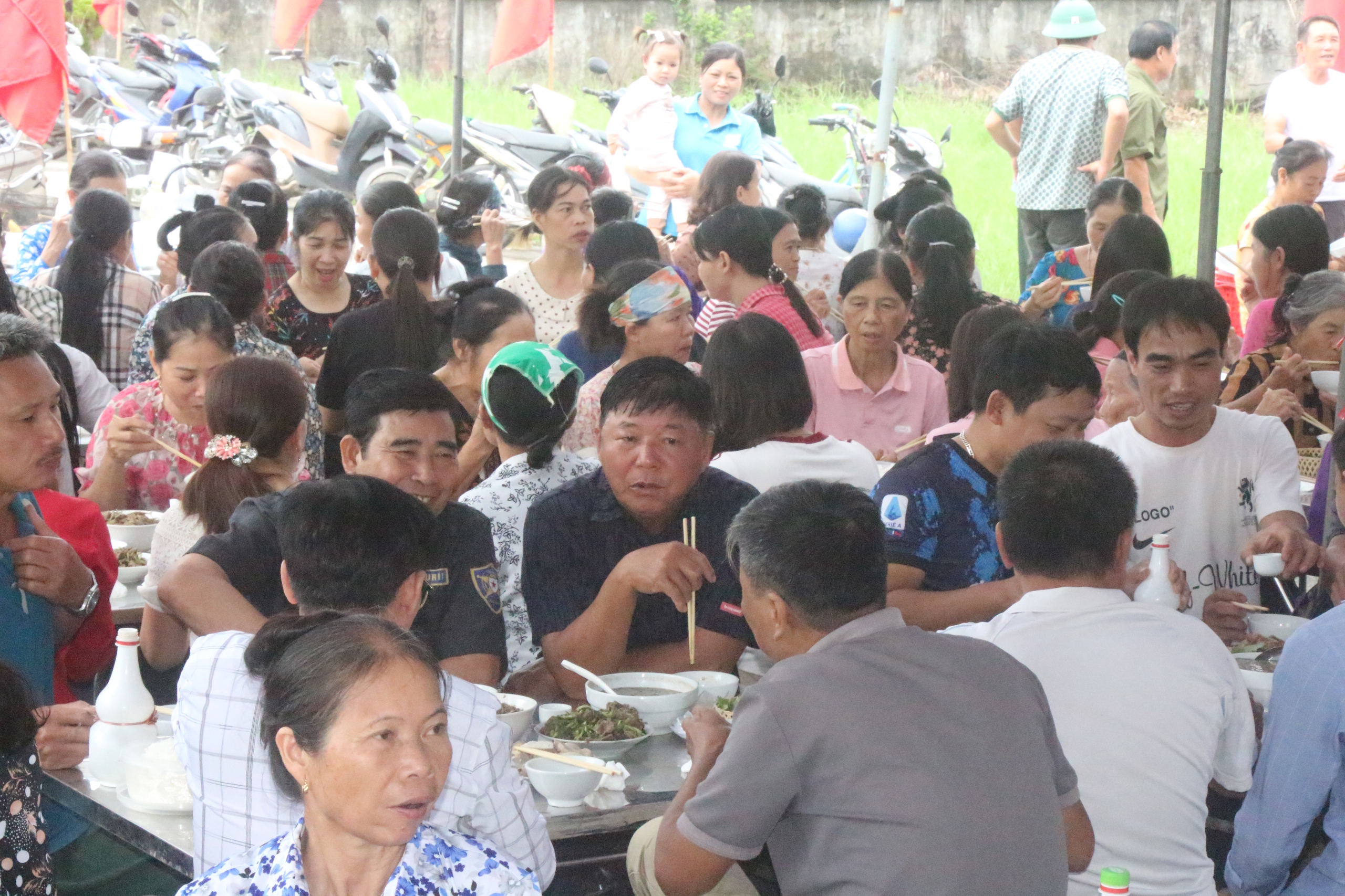 Bữa cơm kết đoàn, ấm tình người của người dân làng Hổ - Ảnh 14.