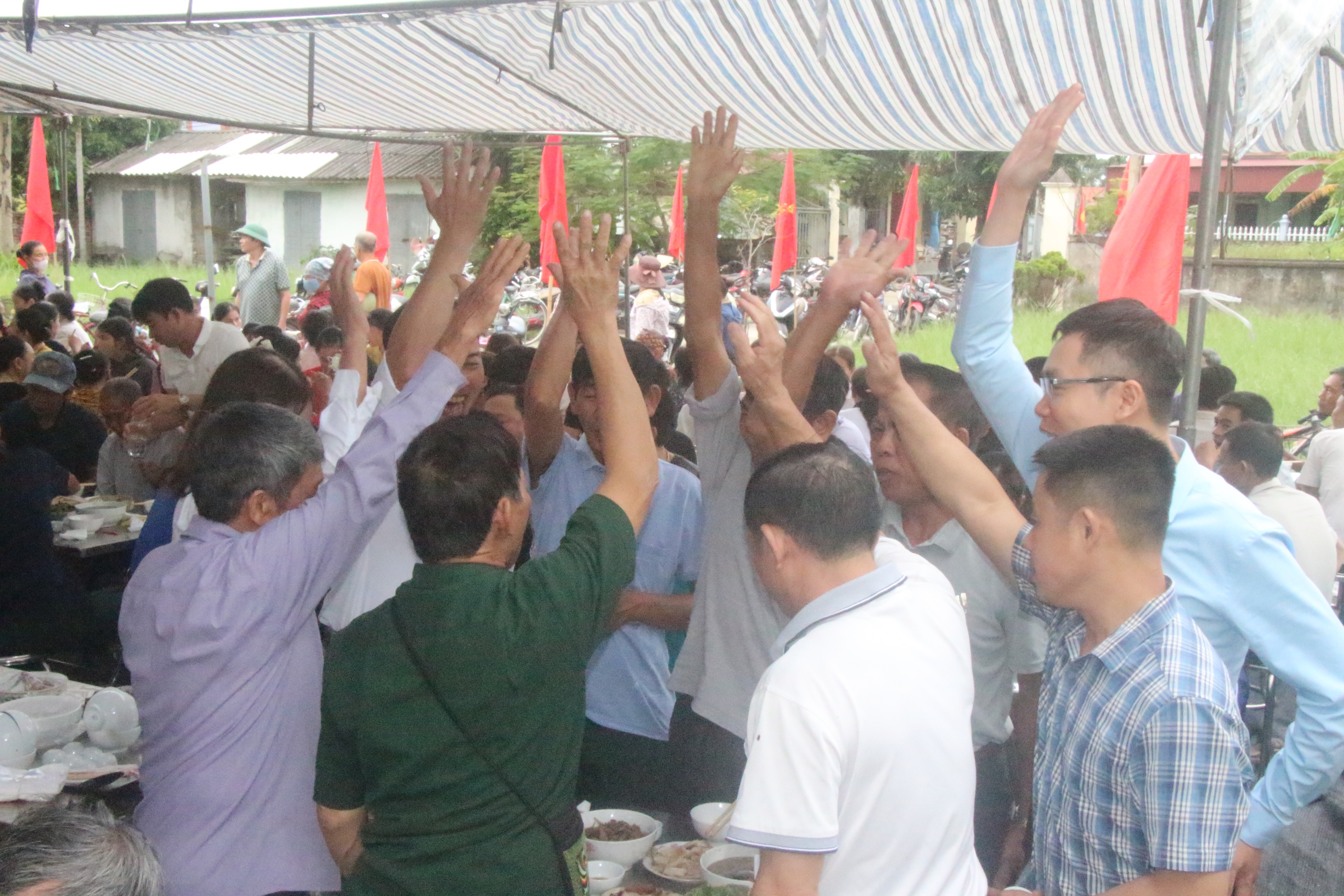 Bữa cơm kết đoàn, ấm tình người của người dân làng Hổ - Ảnh 16.