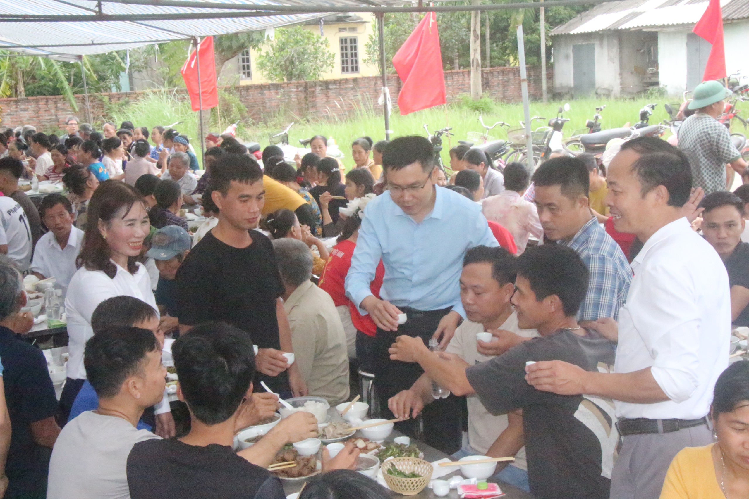 Bữa cơm kết đoàn, ấm tình người của người dân làng Hổ - Ảnh 15.