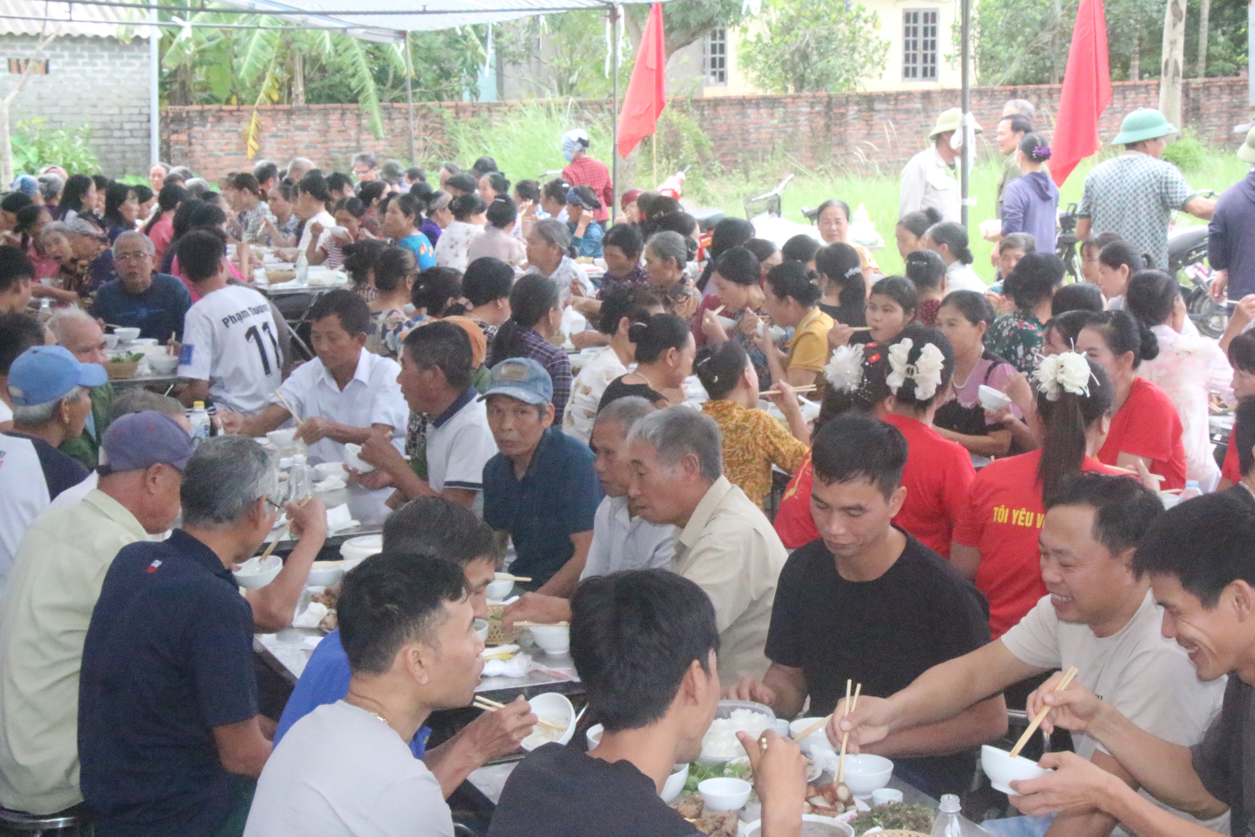 Bữa cơm kết đoàn, ấm tình người của người dân làng Hổ - Ảnh 12.