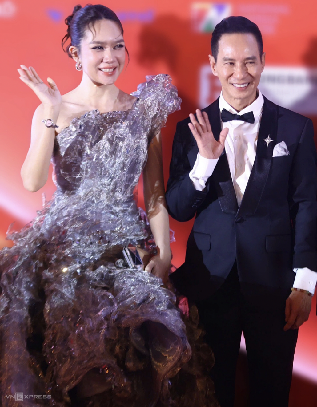 Vợ chồng Lý Hải và dàn sao Mưa đỏ tỏa sáng thảm đỏ Liên hoan phim Việt Nam - Ảnh 3.