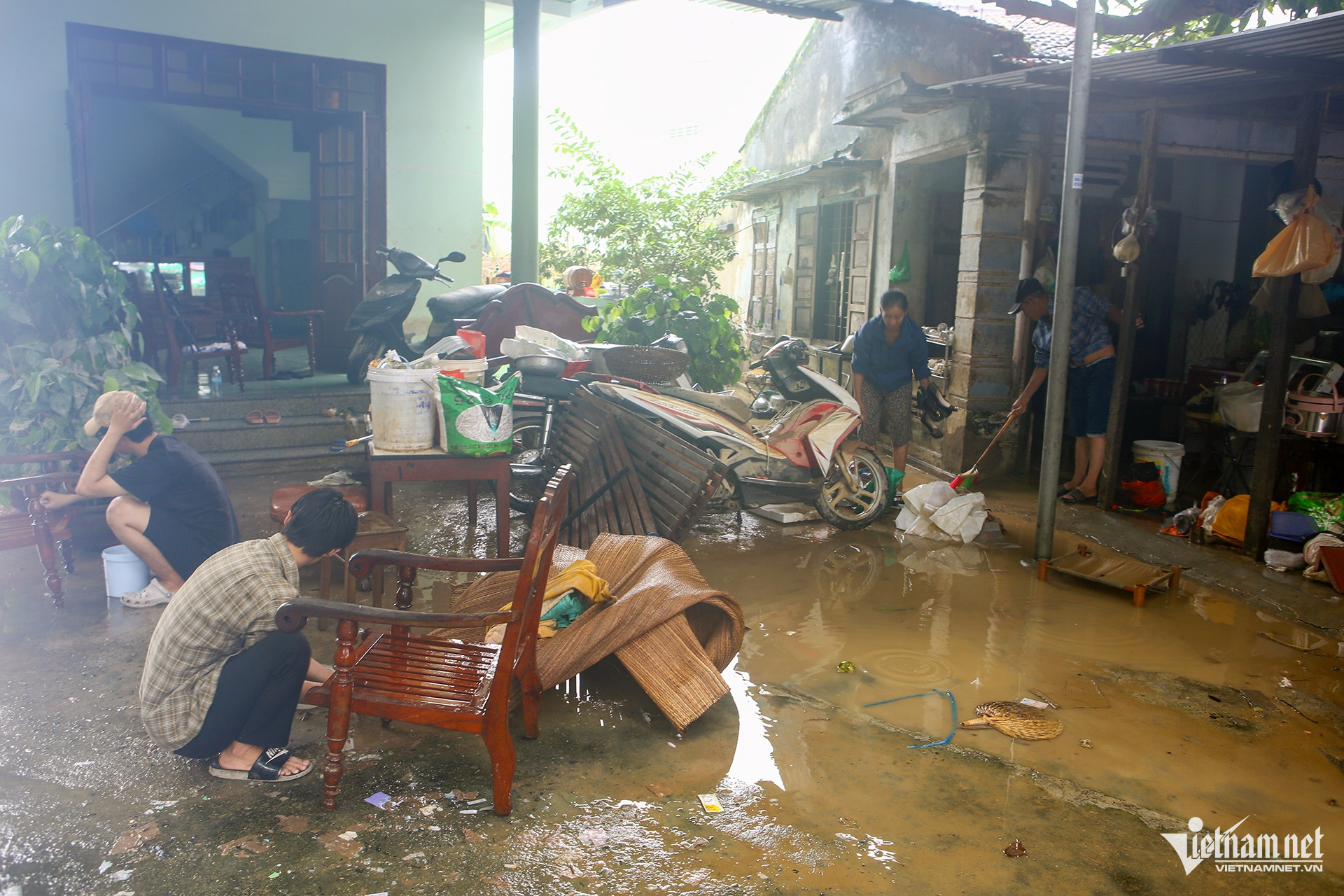 Mưa lũ lịch sử ở Nha Trang: Ánh đèn pin và quyết định sinh tử của người chạy lũ - Ảnh 2.