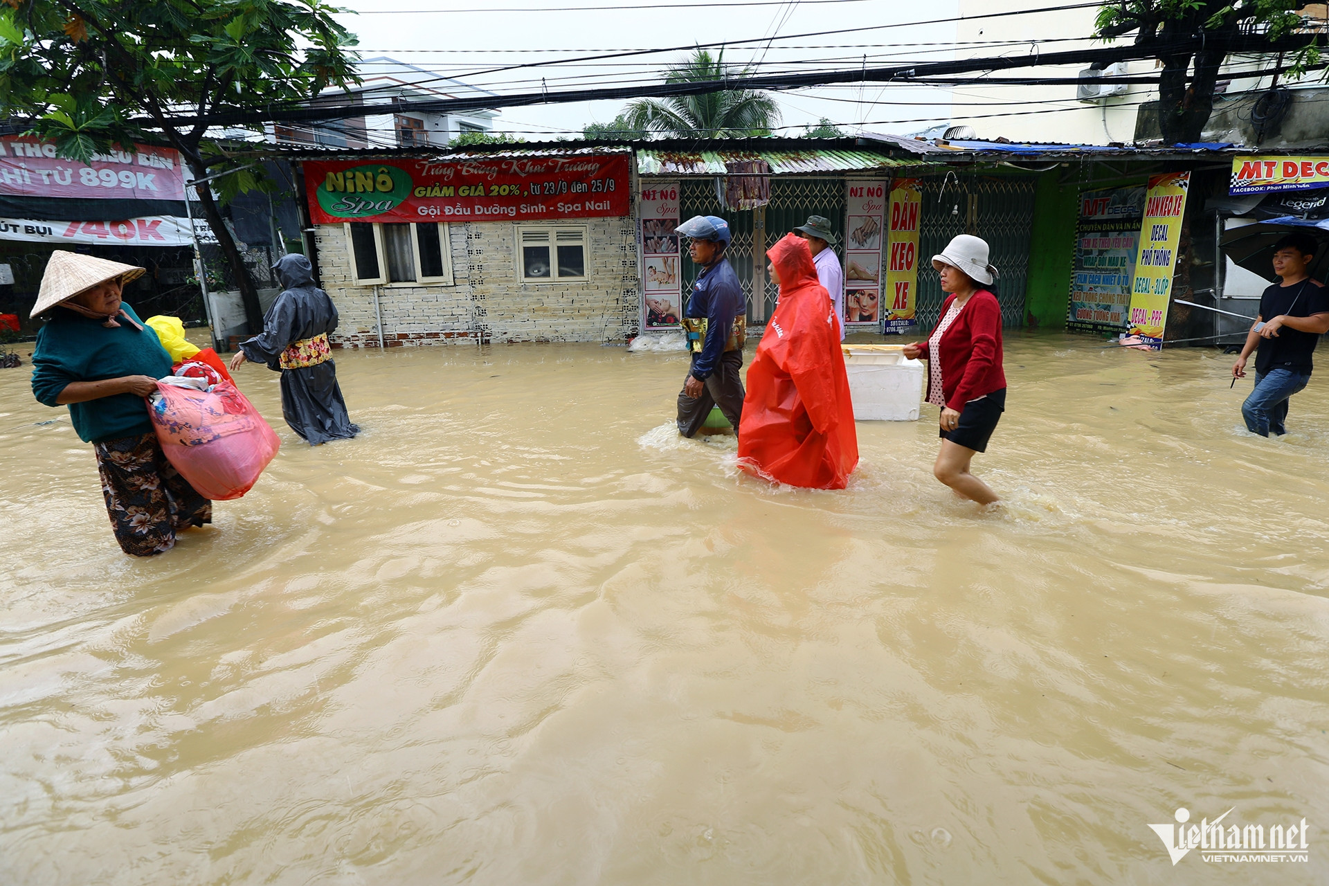 Mưa lũ lịch sử ở Nha Trang: Ánh đèn pin và quyết định sinh tử của người chạy lũ - Ảnh 4.