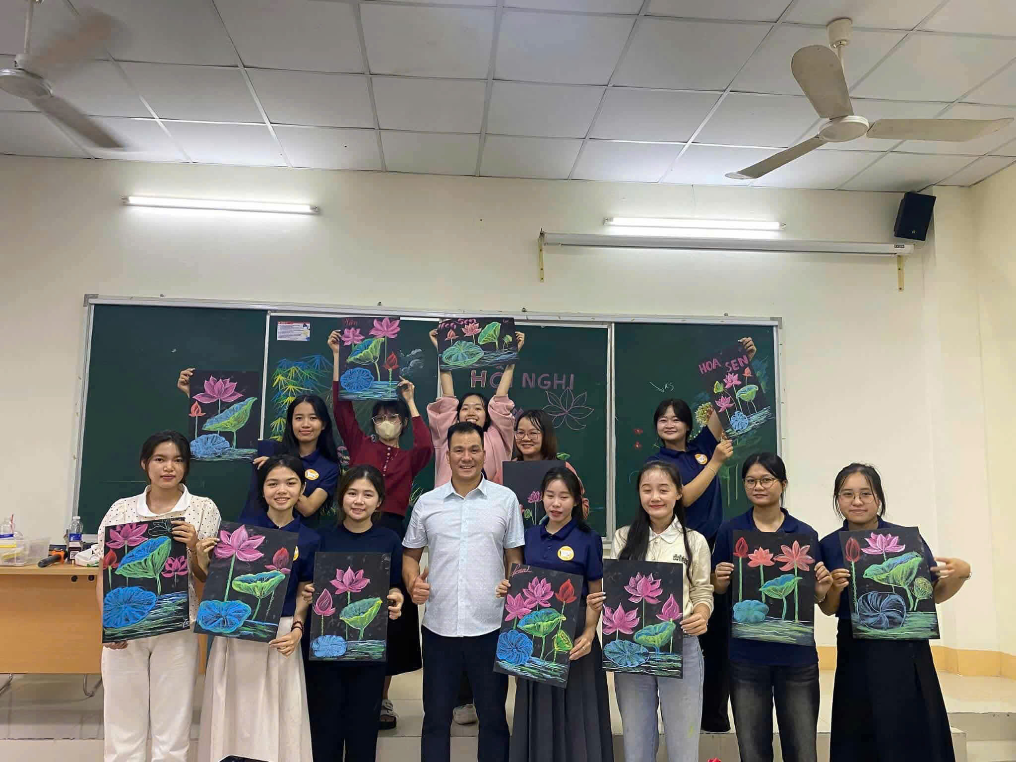 Người thầy có hơn 500 tranh phấn nổi tiếng gửi lời tri ân lực lượng CAND nhân ngày phòng, chống HIV/AIDS - Ảnh 9.