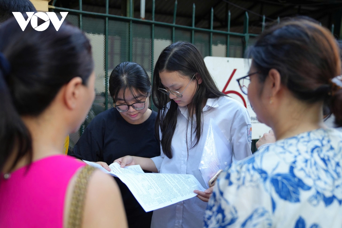 Hà Nội tính thi lớp 10 muộn: Học sinh, phụ huynh áp lực và ngóng chờ môn thi - Ảnh 2.