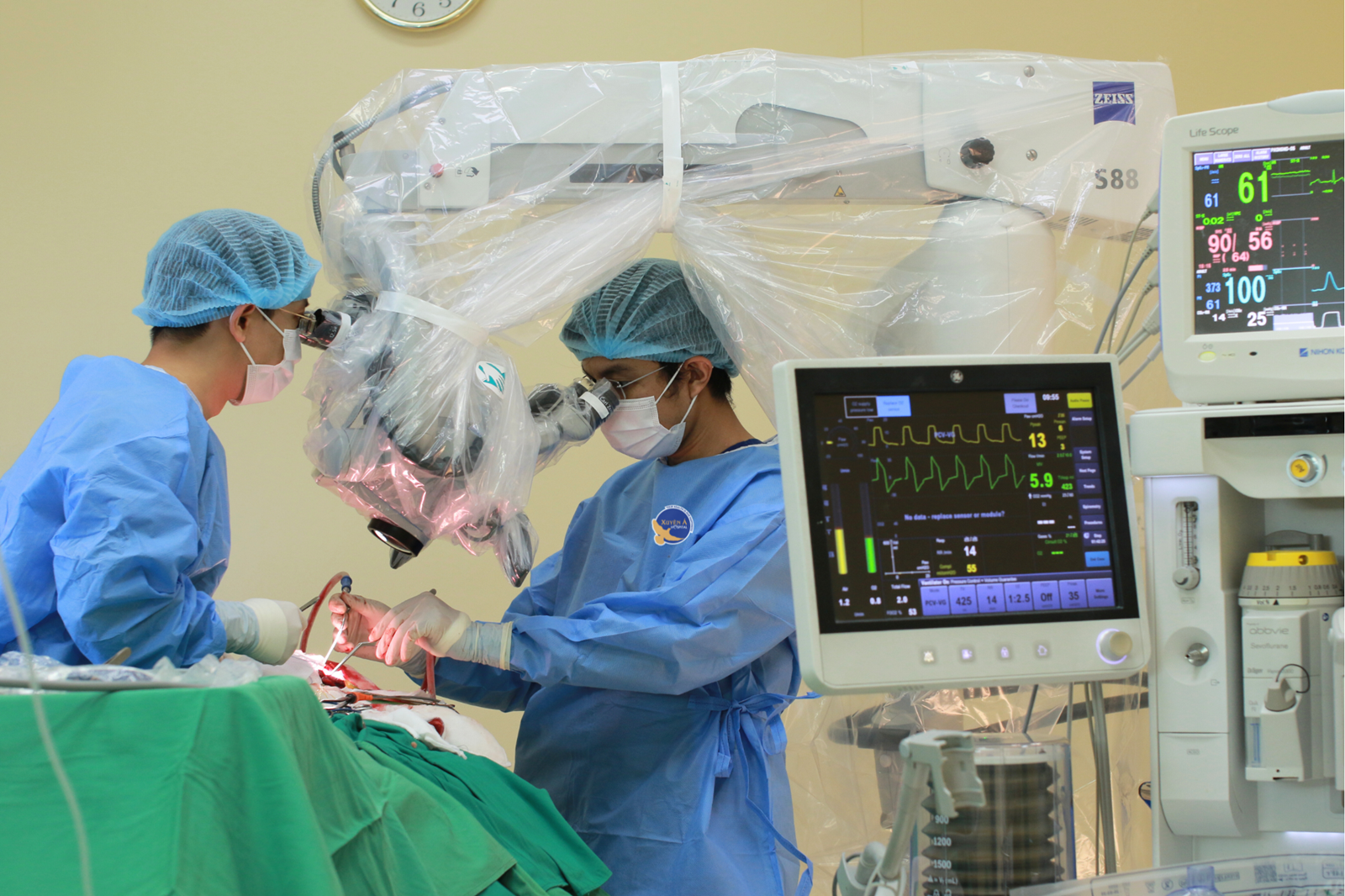 Đau đầu như ‘búa bổ' - dấu hiệu cảnh báo túi phình mạch máu não nguy hiểm- Ảnh 1.