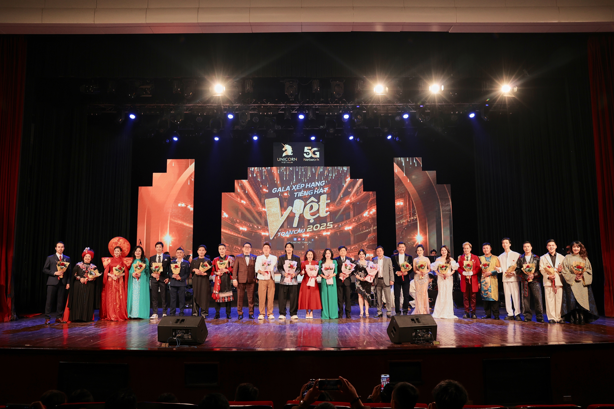 Gala Xếp hạng Tiếng hát Việt toàn cầu 2025: Đêm nhạc mãn nhãn, khép lại hành trình tìm kiếm tài năng âm nhạc Việt - Ảnh 2.