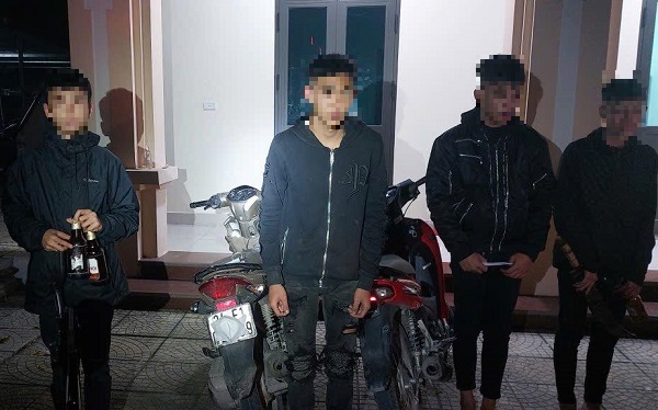 Mang dao mèo ‘diễu phố’ trong đêm, nhóm thiếu niên bị xử lý- Ảnh 2.