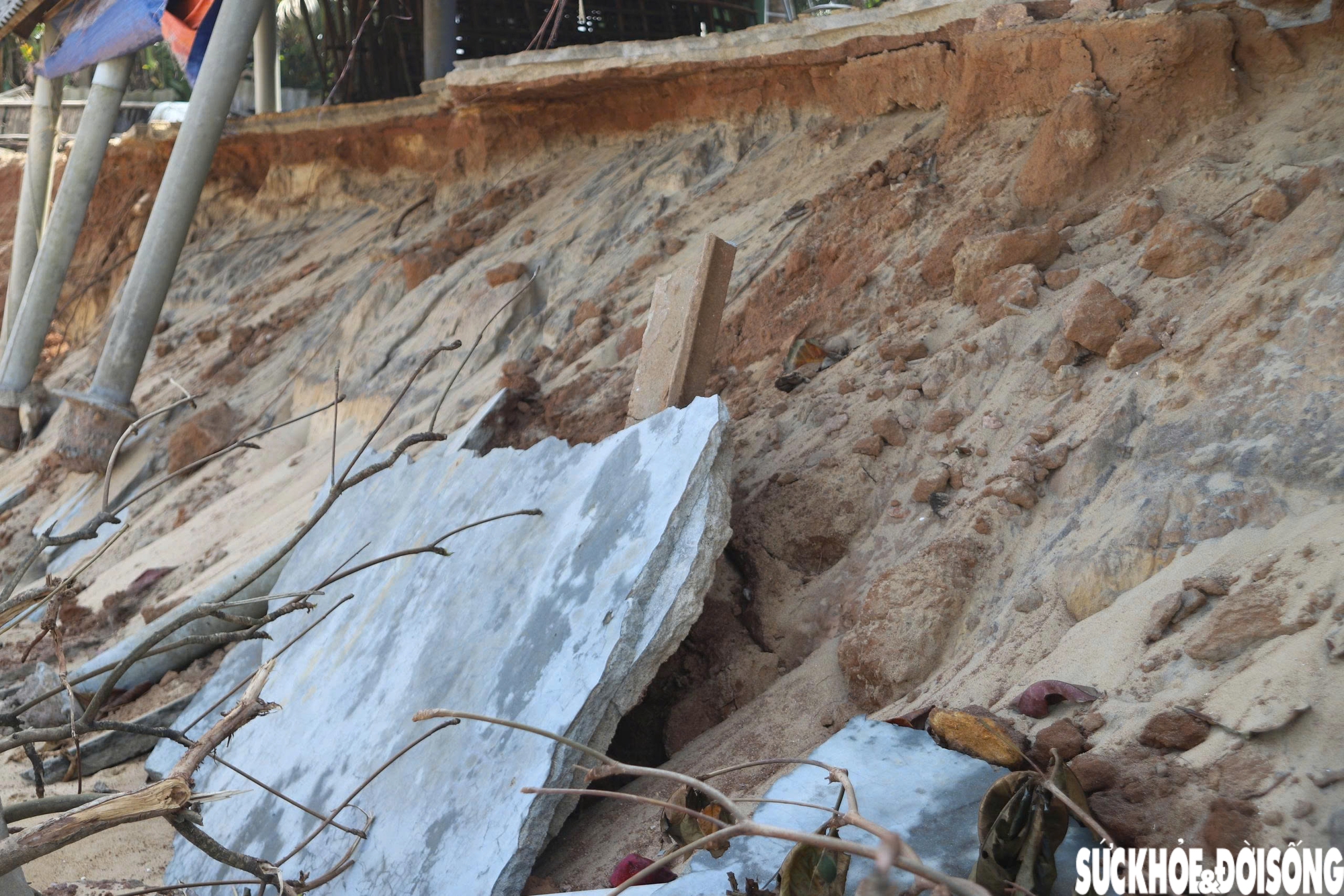 Bãi biển Hàm Rồng tan hoang sau các đợt mưa bão- Ảnh 3.