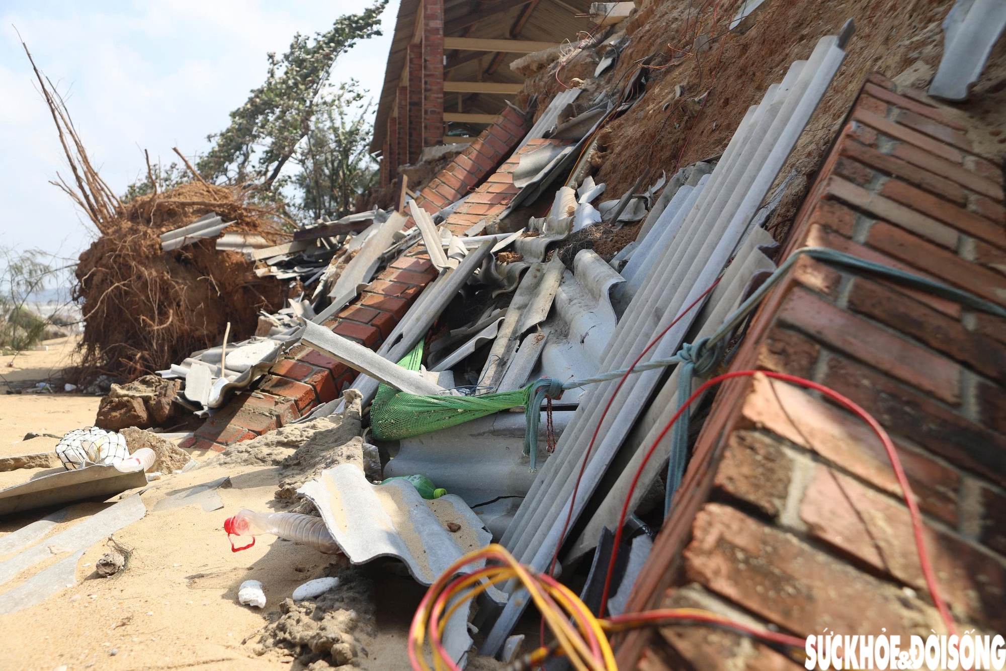 Bãi biển Hàm Rồng tan hoang sau các đợt mưa bão- Ảnh 4.