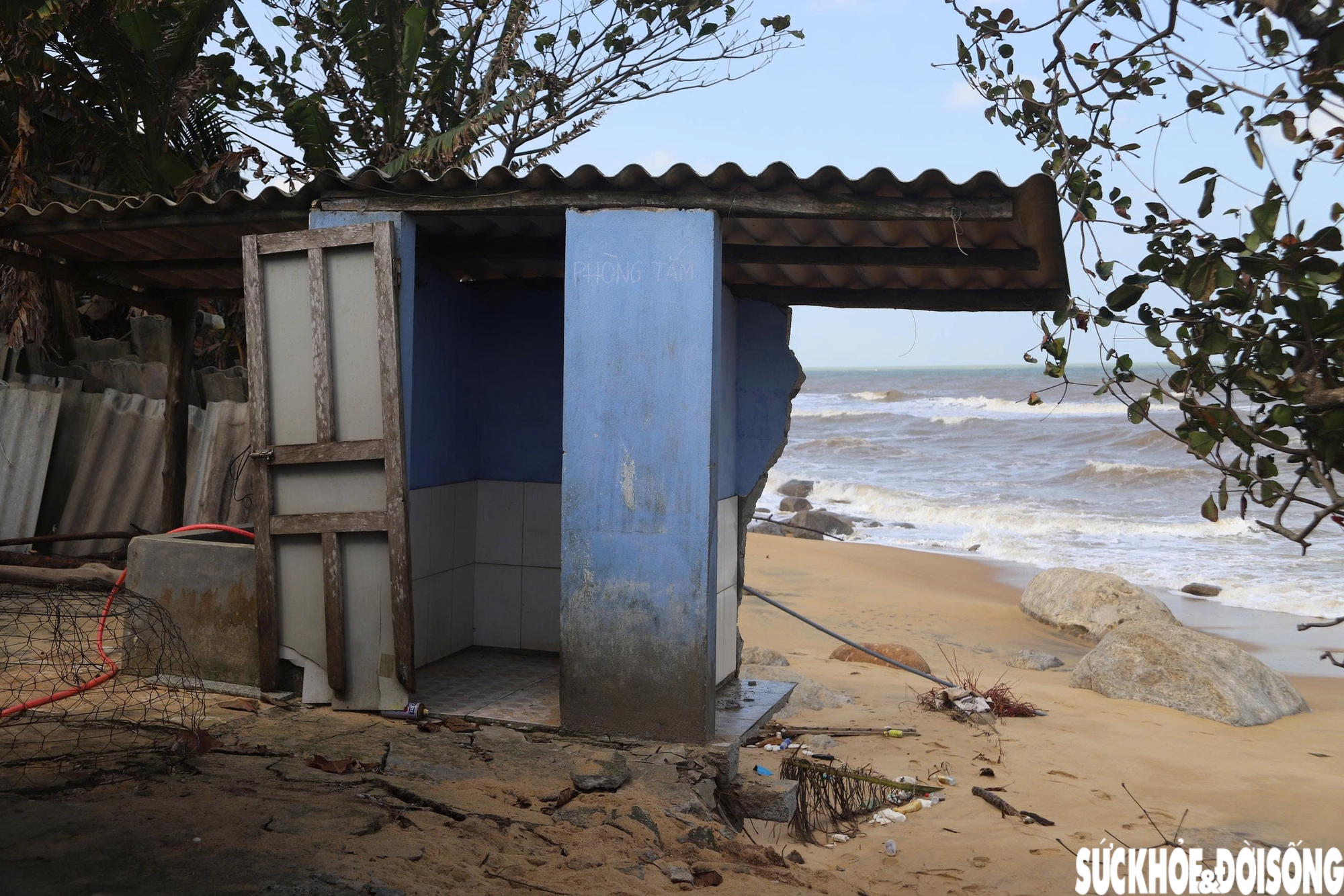 Bãi biển Hàm Rồng tan hoang sau các đợt mưa bão- Ảnh 5.