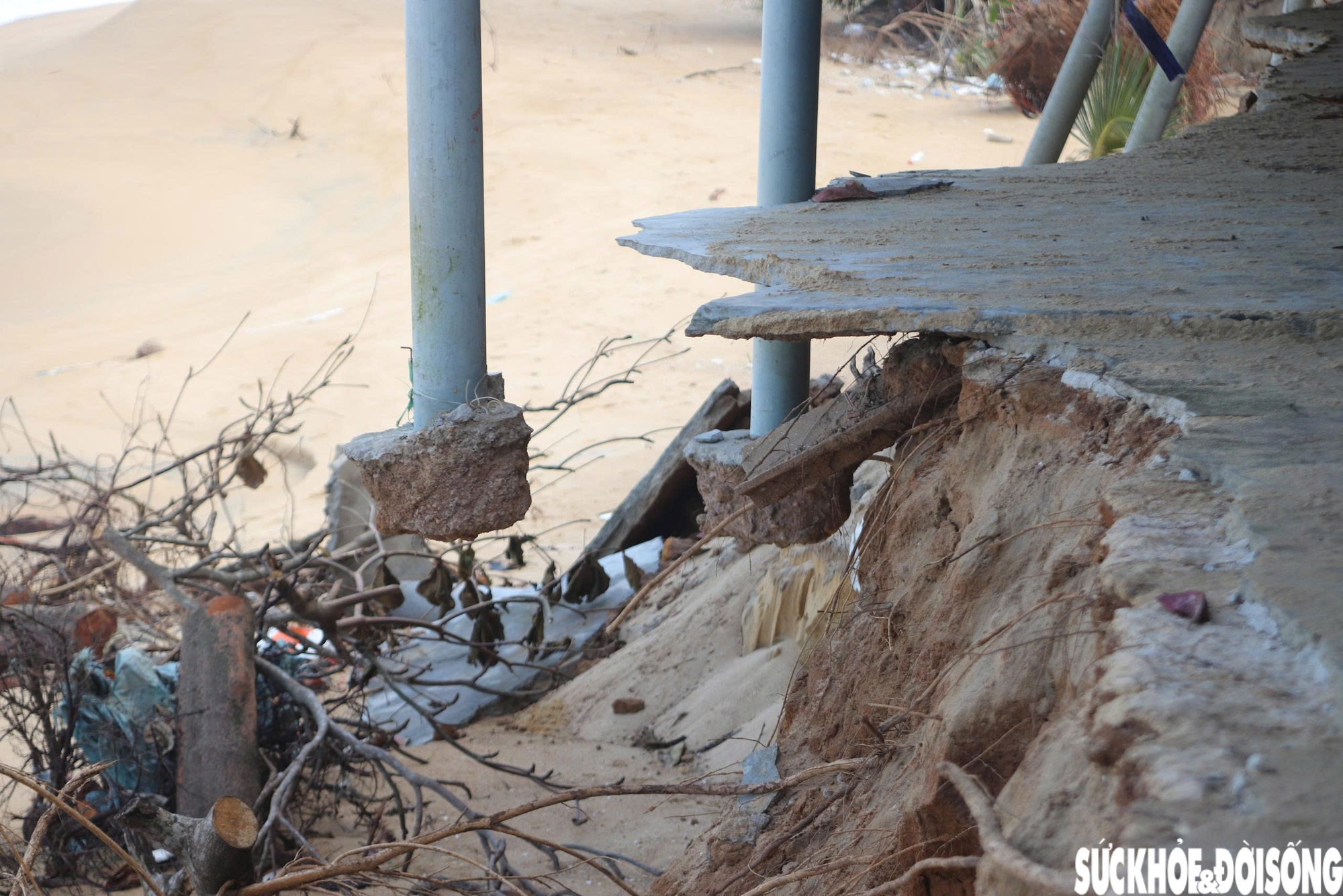 Bãi biển Hàm Rồng tan hoang sau các đợt mưa bão- Ảnh 8.