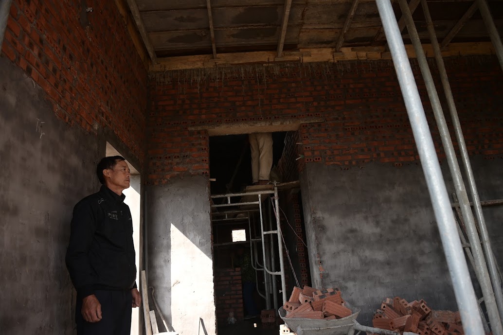 Những mái nhà kiên cố hồi sinh sau giông lốc Ninh Bình - Ảnh 4. Những mái nhà kiên cố hồi sinh sau giông lốc Ninh Bình - Ảnh 4.