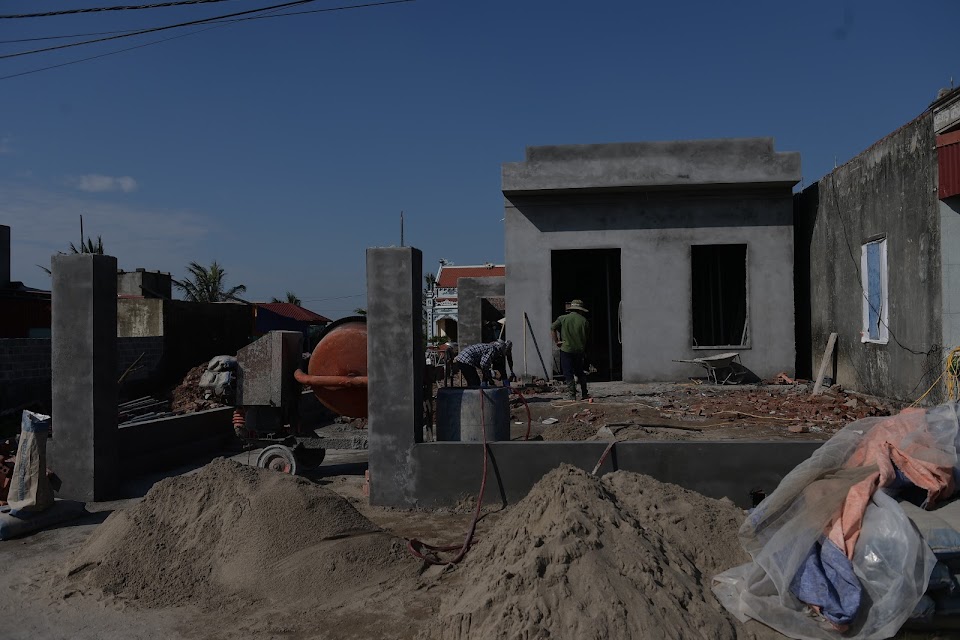 Những mái nhà kiên cố hồi sinh sau giông lốc Ninh Bình - Ảnh 6. Những mái nhà kiên cố hồi sinh sau giông lốc Ninh Bình - Ảnh 6.