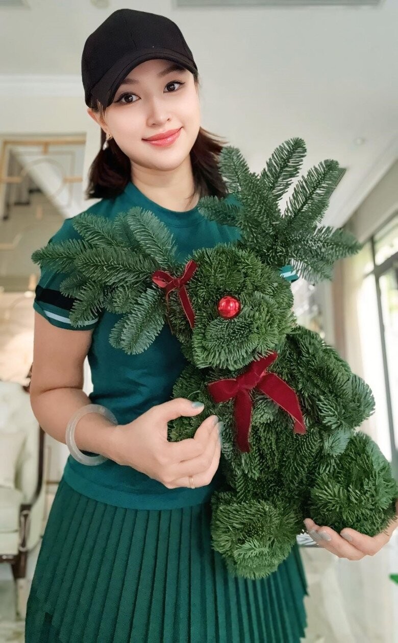 MC Thanh Vân Hugo trang trí cây thông Noel độc đáo trong biệt thự 200m2 - Ảnh 7.