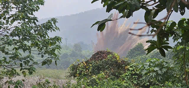 Phát hiện bom 'khủng sau mưa lũ - Ảnh 2.