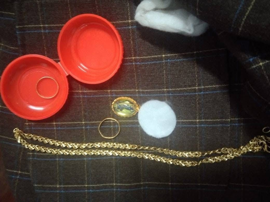 Trả lại gần nửa cây vàng trong áo khoác quyên góp cho vùng lũ - Ảnh 1.