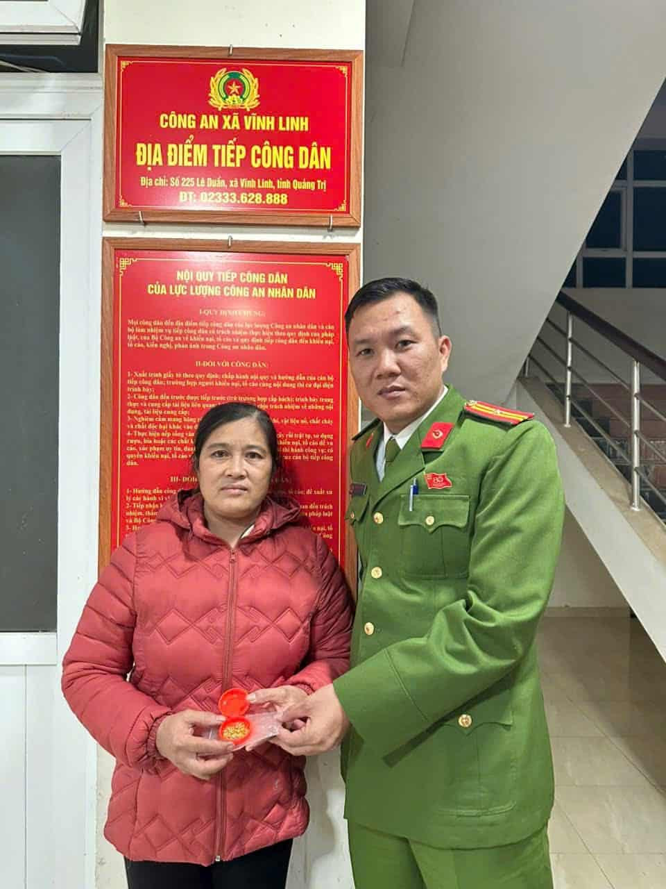 Trả lại gần nửa cây vàng trong áo khoác quyên góp cho vùng lũ - Ảnh 2.