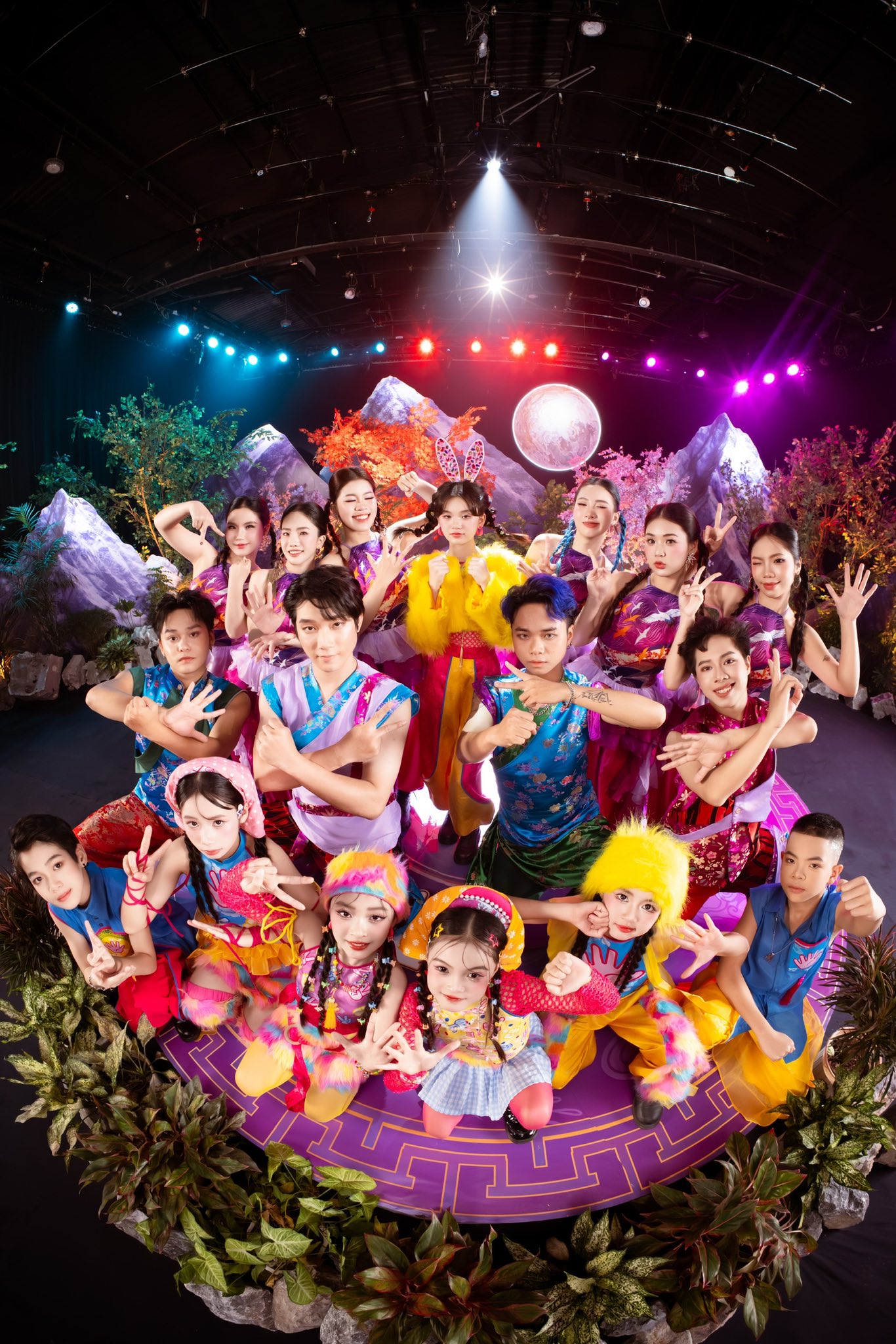 Ca sĩ nhí Kim Cương ra mắt MV Oẳn tù tì đầy màu sắc và ý nghĩa văn hóa - Ảnh 4. Ca sĩ nhí Kim Cương ra mắt MV Oẳn tù tì đầy màu sắc và ý nghĩa văn hóa - Ảnh 4.