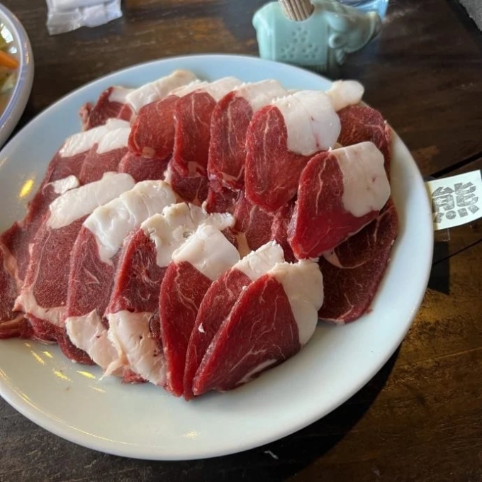 Nhà hàng Nhật kín chỗ nhờ món thịt gấu - Ảnh 1.