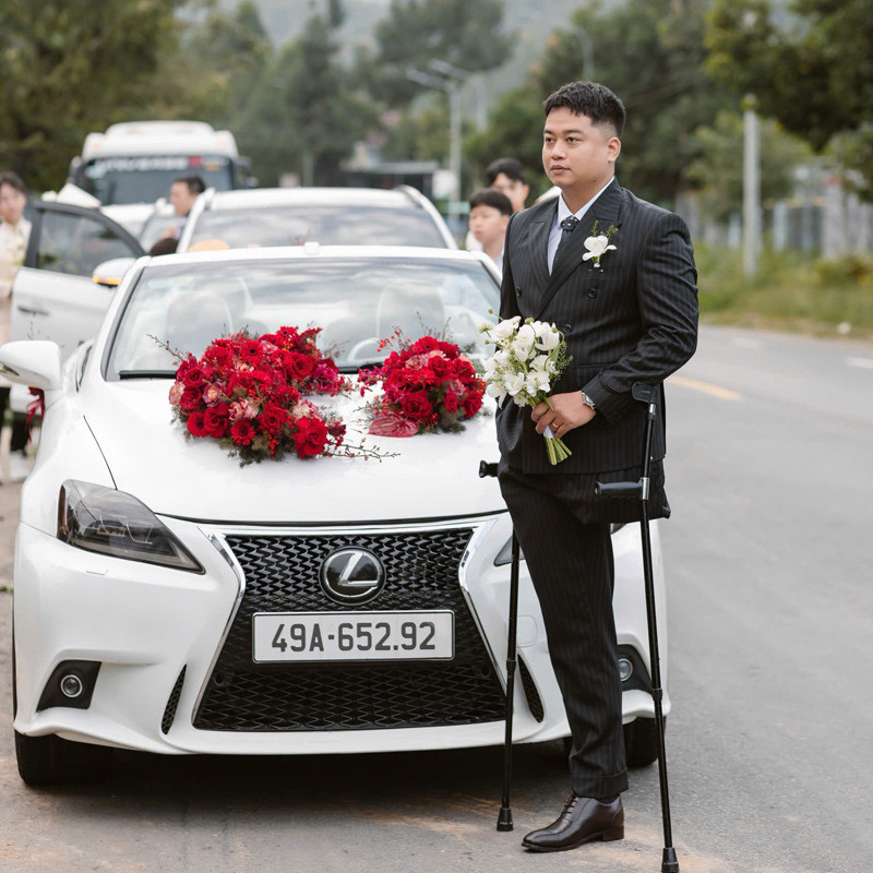 Chuyện cảm động sau khoảnh khắc chú rể 1 chân ở Lâm Đồng rạng rỡ đi đón dâu - Ảnh 1.