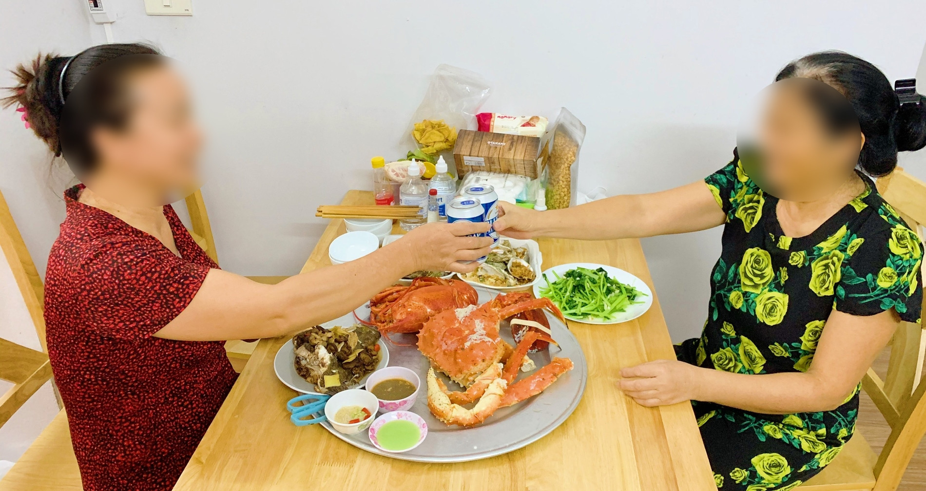 Chăm thông gia ốm suốt 2 năm, mẹ chồng ngỡ ngàng khi nhận món quà đặc biệt