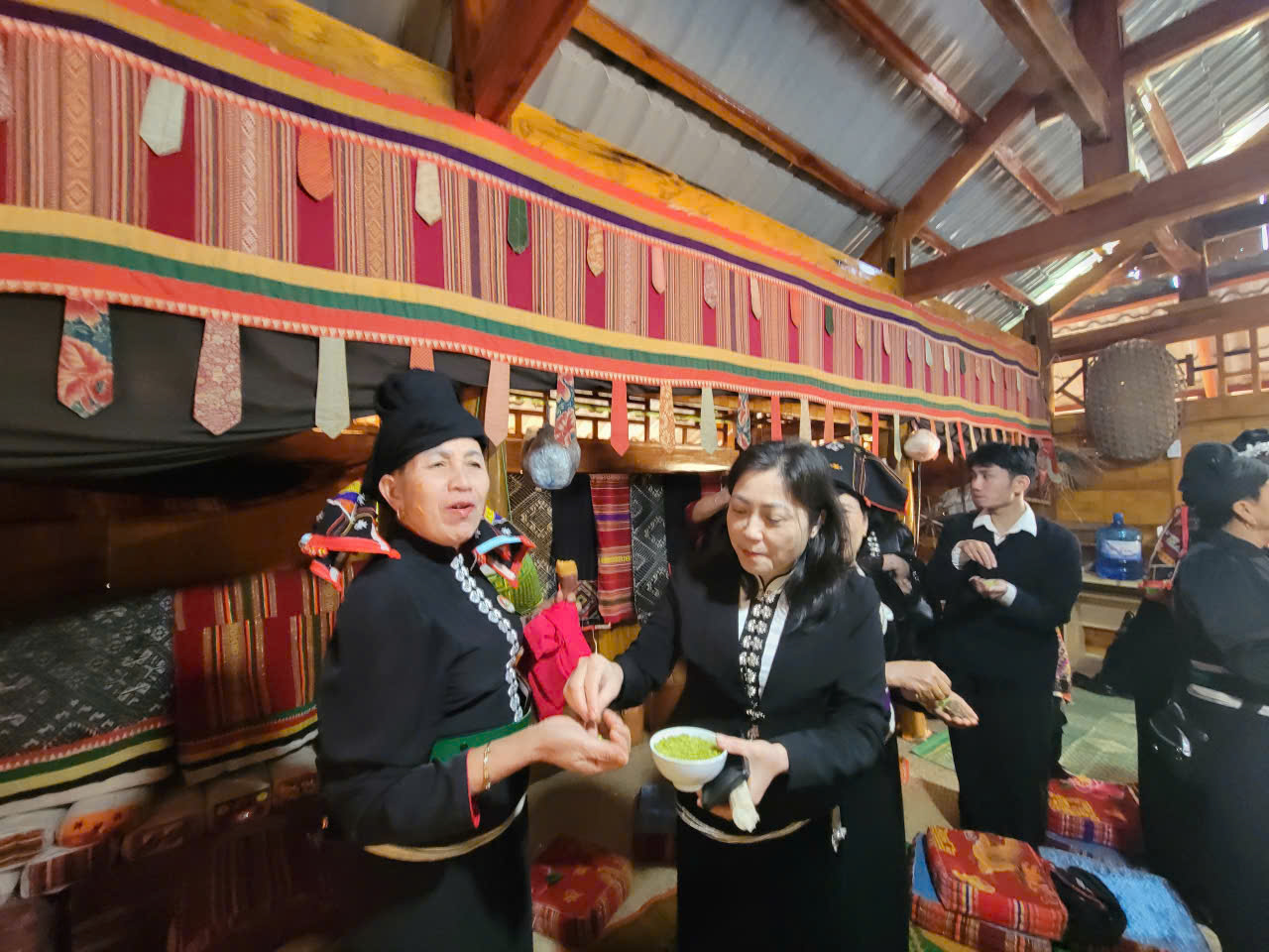 Về Yên Châu - Sơn La vui mùa Lễ hội cơm mới - Ảnh 4.