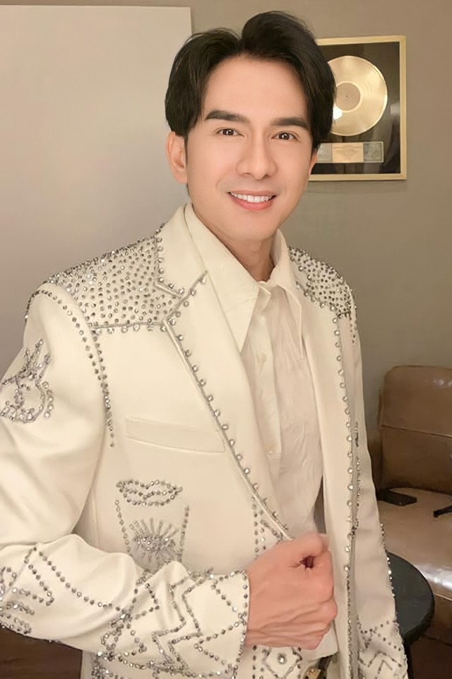 Bão số 15 gặp không khí lạnh có thể khiến thời tiết diễn biến khó lường - Ảnh 4. Bão số 15 gặp không khí lạnh có thể khiến thời tiết diễn biến khó lường - Ảnh 4.